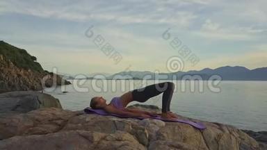 Flycam图片展示了一位在海洋山丘上摆出瑜伽姿势的女孩